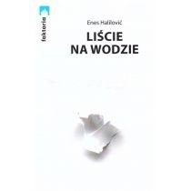 liście na wodzie