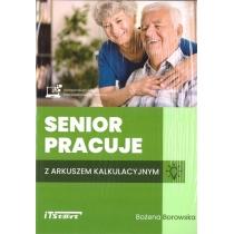 senior pracuje z arkuszem kalkulacyjnym